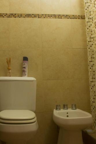 a bathroom with a toilet and a sink at Casa con pileta Aeropuerto Circunvalación Kempes Quorum Siglo 21 in Córdoba