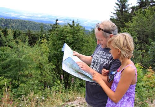 a man and a girl looking at a map at Ferienwohnung Stricker Typ E in Bad Sachsa