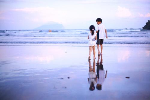 a man and a woman standing on the beach at Stay Homestay in Toucheng