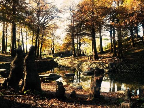 una pintura de un estanque en un parque con árboles en Park 61, en Luodong