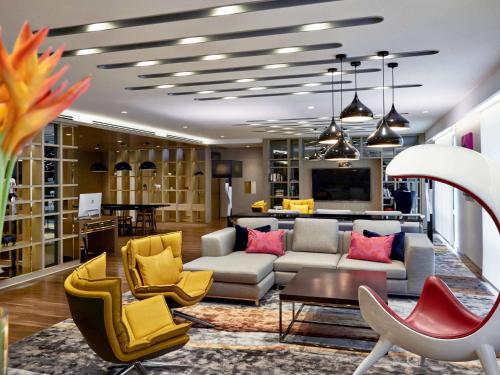 Lounge o bar area sa Pullman Kuala Lumpur City Centre Hotel & Residences