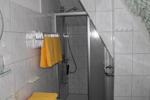 ショルテンスにあるFewo Seifertのバスルーム(シャワー、黄色いタオル付)