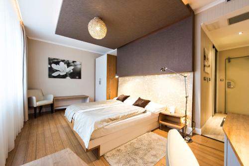 布拉提斯拉瓦的住宿－瑪瑪斯設計精品酒店，一间卧室,卧室内配有一张大床