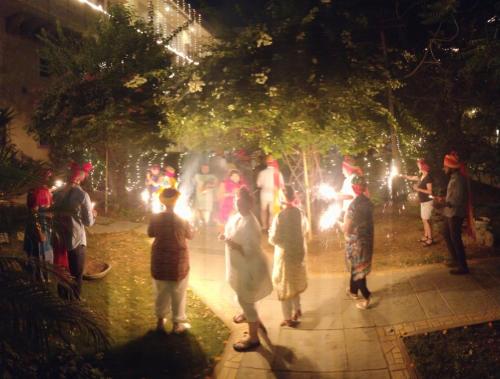 ジャイプールにあるDera Mandawaの夜の公園に立つ集団