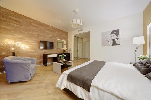 布良斯克的住宿－大都市酒店，一间带大床的卧室和一间客厅