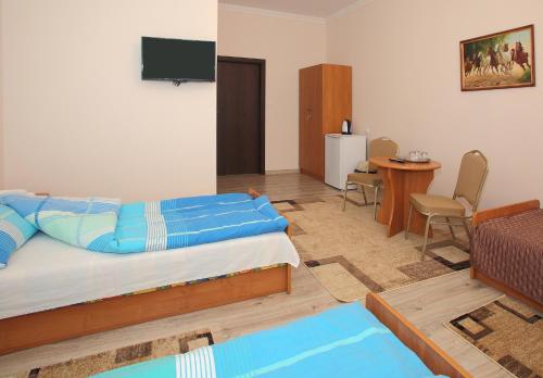 um quarto com uma cama e uma sala de estar em Kompleks Perła em Lomza