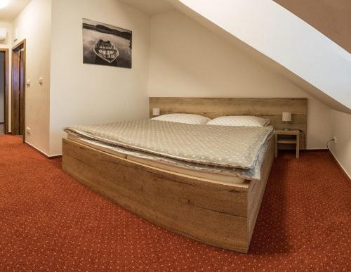 sypialnia z dużym łóżkiem w pokoju w obiekcie Panský mlýn w Opawie