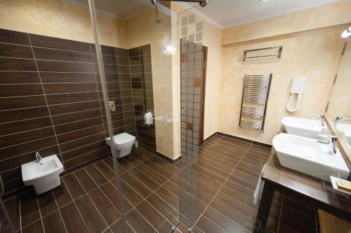 Ένα μπάνιο στο Park Hotel Izida