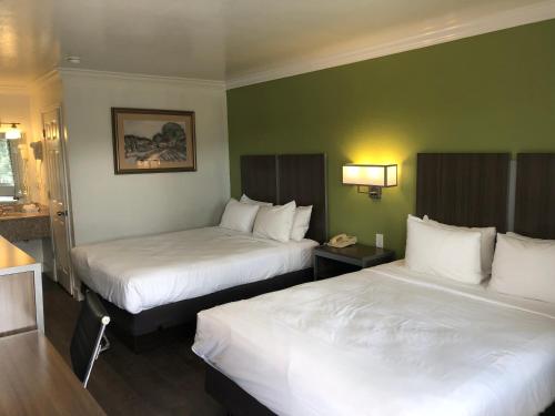 Postel nebo postele na pokoji v ubytování Gilroy Inn
