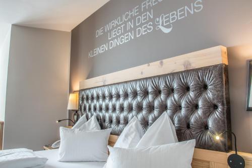 Una cama o camas en una habitación de Hotel das Seekarhaus
