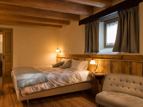 a bedroom with a bed and a window at Chambres d'hôtes La Moraine Enchantée in Aosta