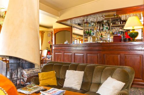 a living room with a couch and a bar at Hotel Macchia e Mare in Pietracorbara