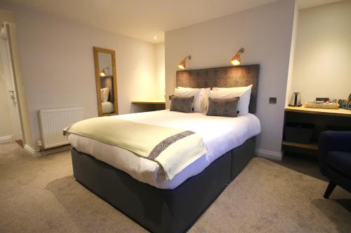 Katil atau katil-katil dalam bilik di Andover House Hotel & Restaurant - Adults only