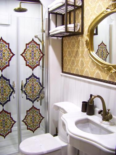 a bathroom with a sink and a shower at Edirne Osmanlı Evleri in Edirne