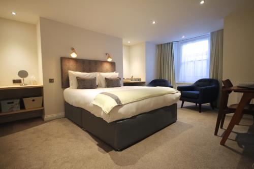 Katil atau katil-katil dalam bilik di Andover House Hotel & Restaurant - Adults only