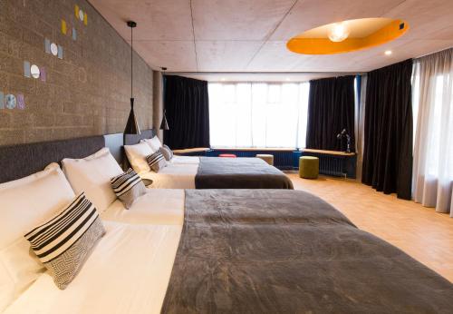 Una cama o camas en una habitación de Quentin Zoo hotel
