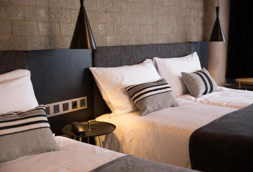 Una cama o camas en una habitación de Quentin Zoo hotel