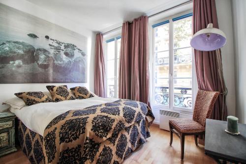 une chambre avec un lit, une chaise et des fenêtres dans l'établissement LEGENDARY RUE DU TEMPLE 4/5 bedrooms, à Paris