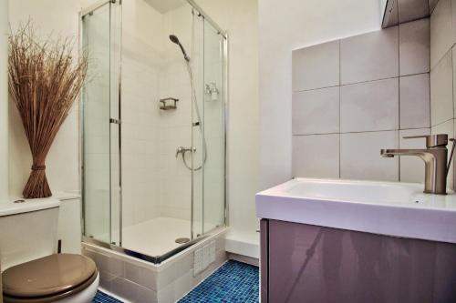 une salle de bain avec une douche, des toilettes et un lavabo dans l'établissement LEGENDARY RUE DU TEMPLE 4/5 bedrooms, à Paris