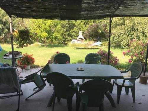 アレリアにあるVilla 130m2, à 2 km de la merの庭園付きの庭にテーブルと椅子