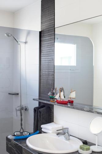 a bathroom with a sink and a mirror at Apartamentos El Guarapo in Costa Teguise