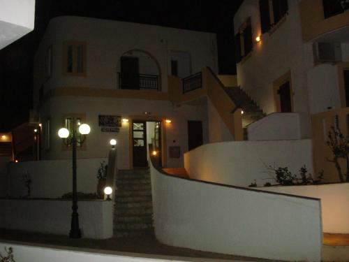 un edificio con una luz de la calle delante de él por la noche en Flamingo Apartments, en Palaikastro