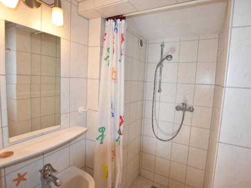 ボルテンハーゲンにあるModern Apartment in Ostseebad Boltenhagen with Terraceのバスルーム(シャワー、トイレ、シンク付)