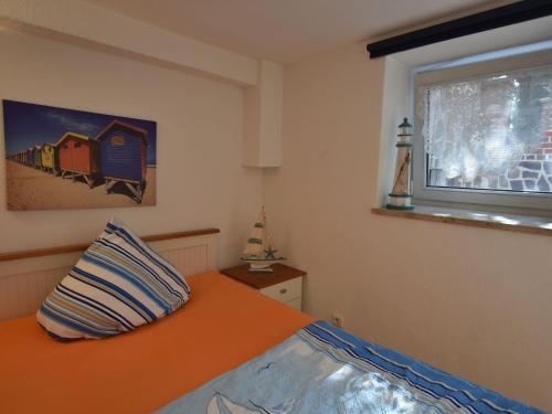 ボルテンハーゲンにあるModern Apartment in Ostseebad Boltenhagen with Terraceのベッドルーム1室(枕付きのベッド1台、窓付)