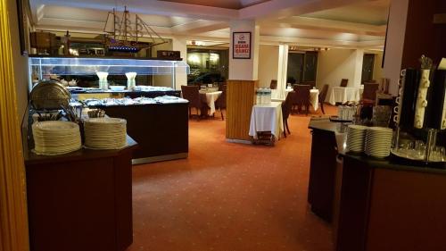 un ristorante con bancone con piatti sopra di Ulasan Hotel Caravan Camping a Ankara