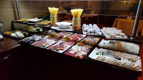 una linea a buffet con molti tipi diversi di cibo di Ulasan Hotel Caravan Camping a Ankara