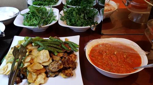 un tavolo con piatti di cibo e ciotole di zuppa di Ulasan Hotel Caravan Camping a Ankara