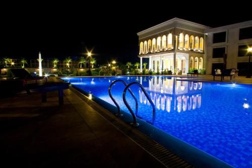 Bazén v ubytování UVA Meridian Bay Resort & Spa nebo v jeho okolí