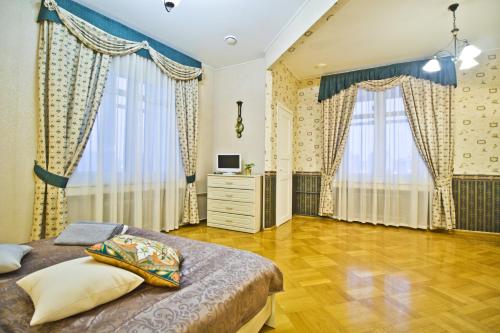 モスクワにあるLakshmi Apartment 4k Kurskayaのベッドルーム1室(ベッド1台、大きな窓2つ付)