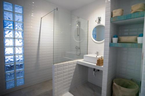 コスタ・テギセにあるVerano Infinitoのバスルーム(洗面台、ガラス張りのシャワー付)