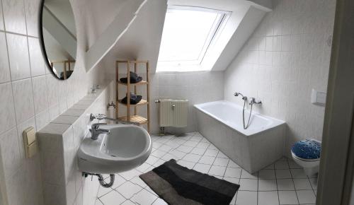Koupelna v ubytování Kuschelige Dachgeschosswohnung am Clarapark