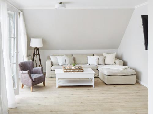 a living room with a couch and a coffee table at Techts Strandhaus in Timmendorfer Strand