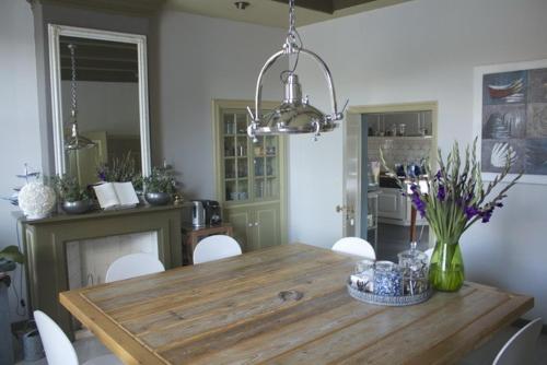 a dining room with a wooden table and chairs at Lekker bij MaAs in Dreischor