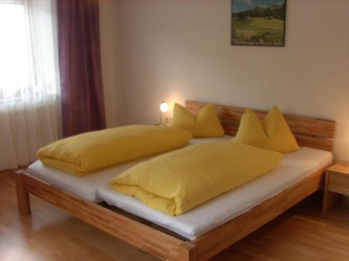 ナウダースにあるApart Panoramablickのベッドルーム1室(黄色い枕のベッド2台付)