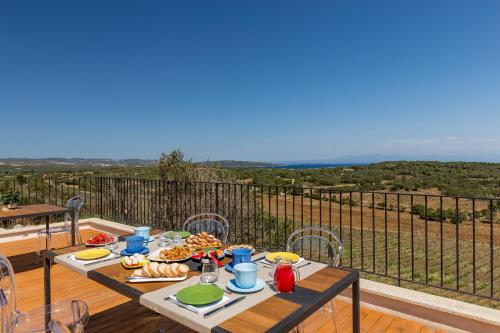 una mesa con comida en la parte superior de un balcón en Tenuta Petra Bianca, en Palau