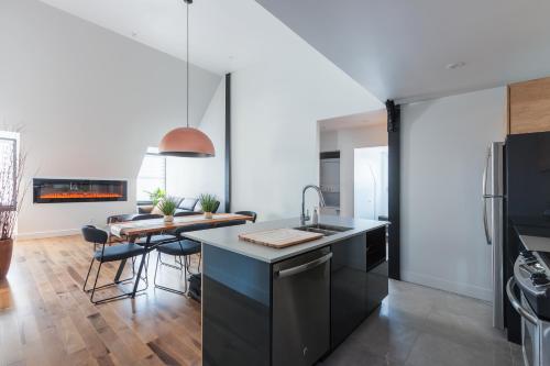 Cuisine ou kitchenette dans l'établissement Les Lofts Ste-Anne