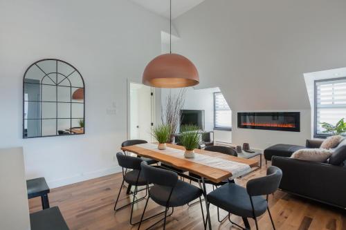 un salon avec une table et des chaises dans l'établissement Les Lofts Ste-Anne, à Québec