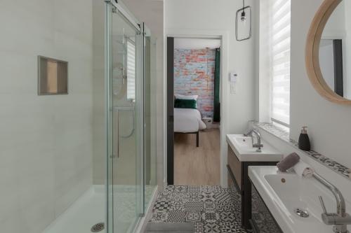 Salle de bains dans l'établissement Les Lofts Ste-Anne