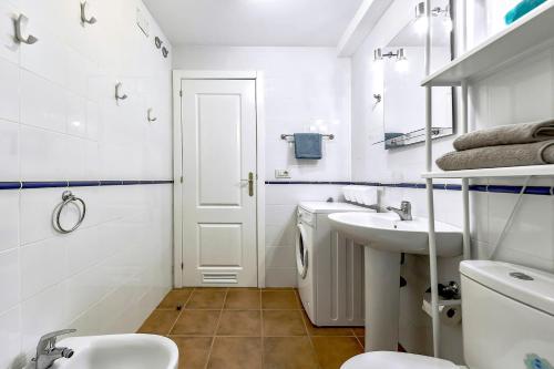 Ένα μπάνιο στο Habitación con refrigerador propio cerca del aeropuerto