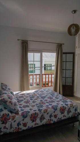 una camera con un letto e una grande finestra di Apartment Old Town Reina Sofia 1 a Puerto del Carmen