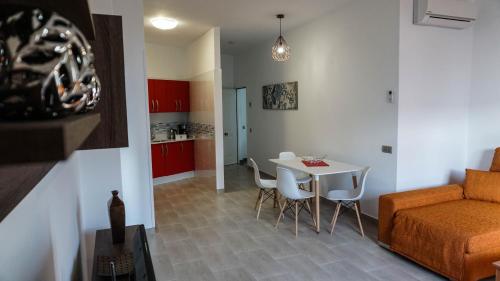 un soggiorno e una cucina con tavolo e divano di Apartment Old Town Reina Sofia 1 a Puerto del Carmen