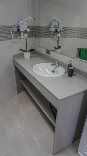 bagno con lavandino bianco e specchio di Apartment Old Town Reina Sofia 1 a Puerto del Carmen