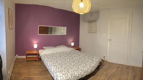 コルマールにあるFinala Colmarの紫の壁のベッドルーム1室(ベッド1台付)