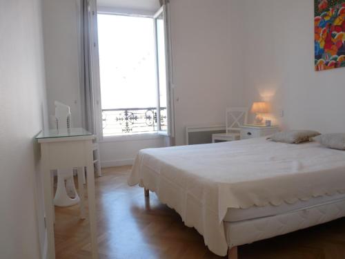 カンヌにあるTwo bedrooms in the center of Cannes, 500 meters from the Palais des Festival and the Croisette - 1934の白いベッドルーム(ベッド1台、窓付)
