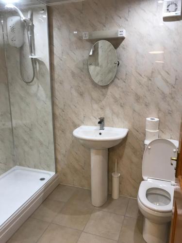 A bathroom at The Greannan Lower Self catering apartment