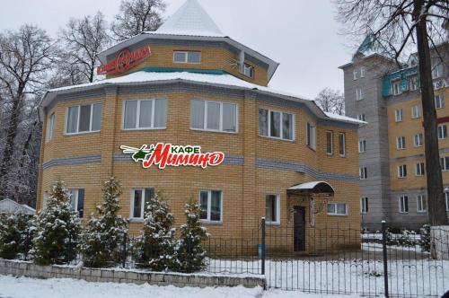 a building with a moosemite sign on it at Hotel Ternopol in Zelenodolsk
